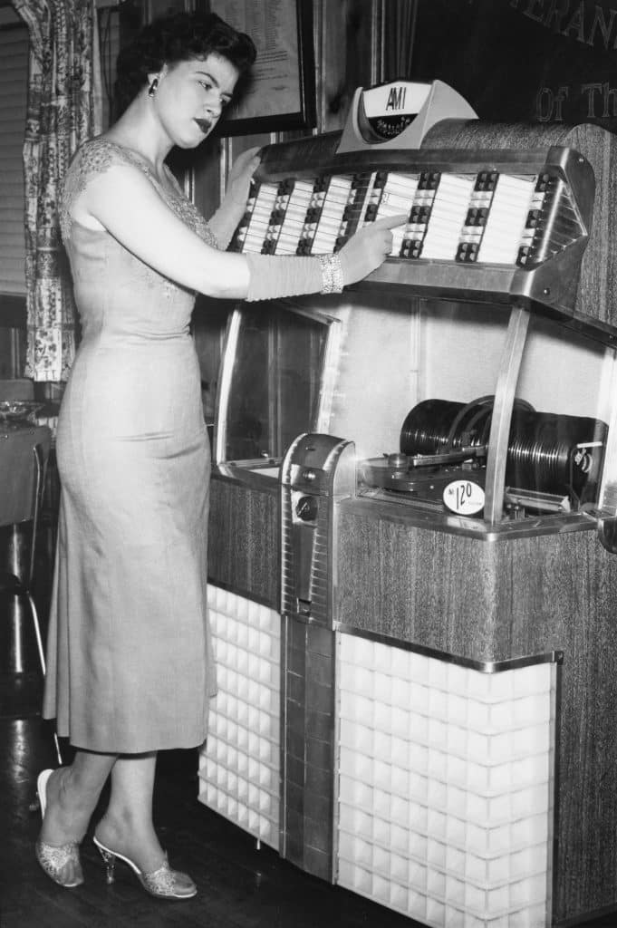 Photo of Patsy Cline at a jukebox