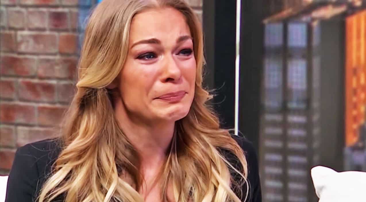 Tearful LeAnn Rimes Breaks Down Talking About Her Mom – Country Music Nation