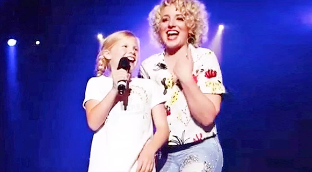 Little Girl Crashes Country Singers Concert With Adorable -1472