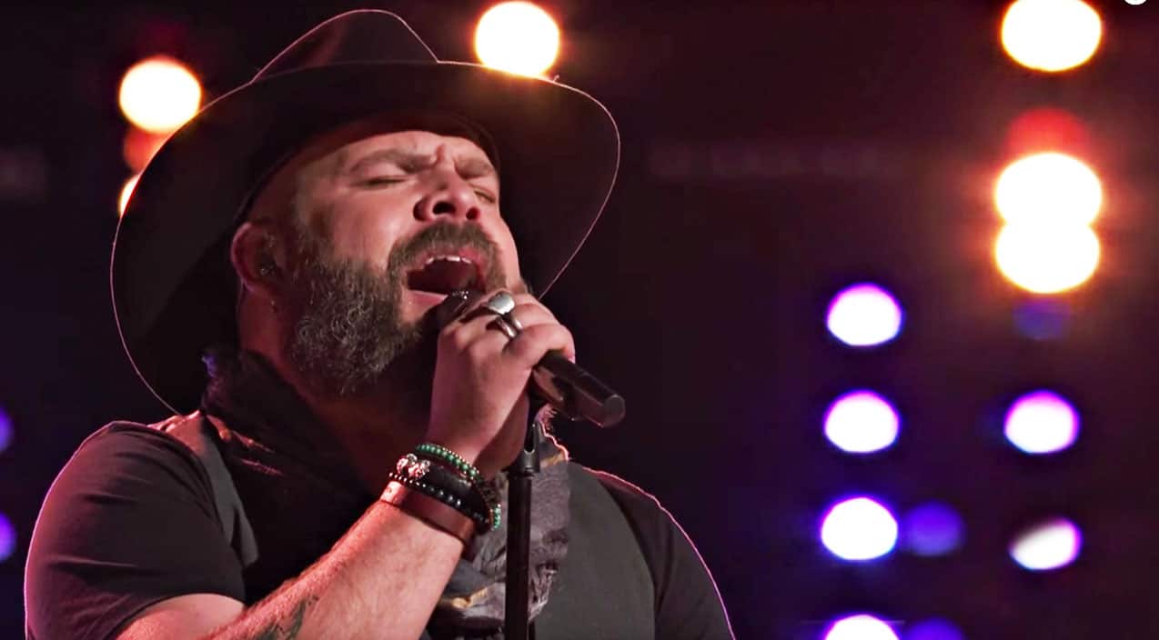 Country Singer Narrowly Stays On ‘Voice’ With Powerful “Amazed” Cover