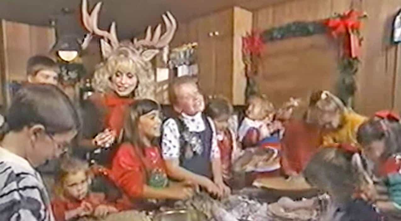 Dolly Parton Sings Rudolph The Red Nosed Reindeer With Her