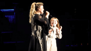 Kelly Clarkson sings with her daughter