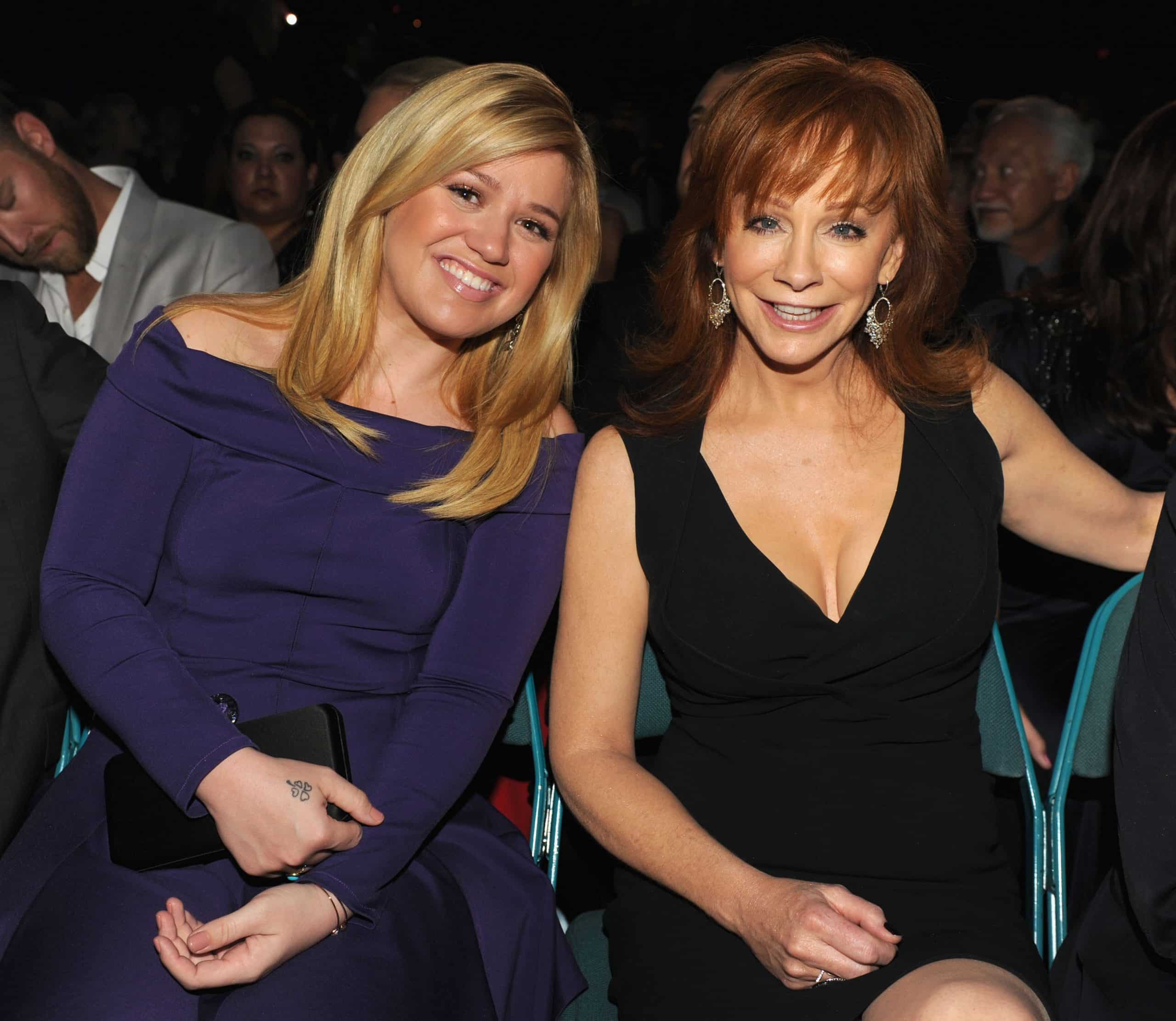 LAS VEGAS, NV - APRIL 07: Singers Kelly Clarkson (L) and Reba McEntire pose in the audience during the 48th Annual Academy of Country Music Awards at the MGM Grand Garden Arena on April 7, 2013 in Las Vegas, Nevada. (Photo by Kevin Winter/ACMA2013/Getty Images for ACM)