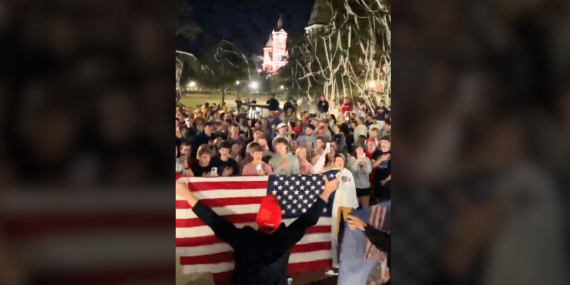 AUBURN STUDENTS SING