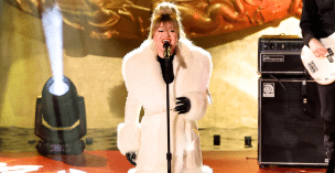 Kelly Clarkson performs during the 2023 Rockefeller Center Christmas Tree Lighting Ceremony at Rockefeller Center on November 29, 2023 in New York City