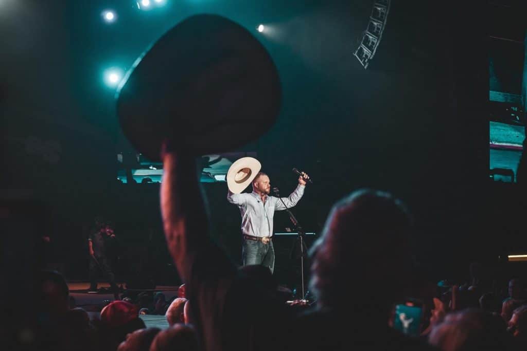 Cody Johnson raises his hat to service members