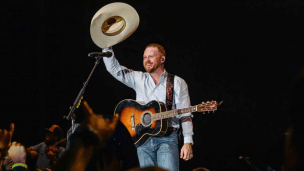 Cody Jonson raises his hat during a concert in Las Vegas