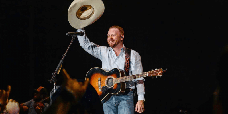 Cody Jonson raises his hat during a concert in Las Vegas