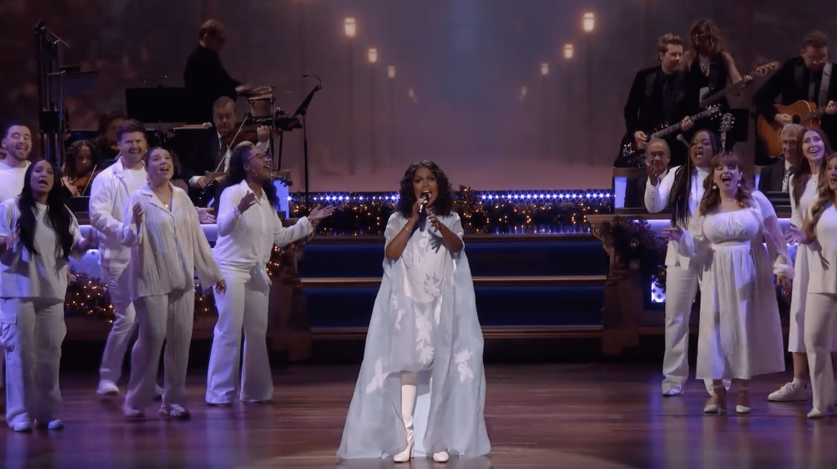 CeCe Winans performs "Joy To The World" for CMA Country Christmas