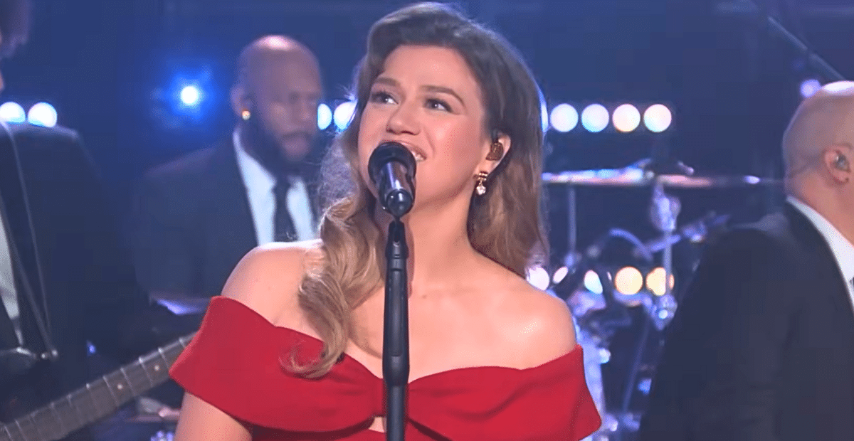 Kelly Clarkson Shows Her Christmas Spirit With a Cover of 'Sleigh Ride ...