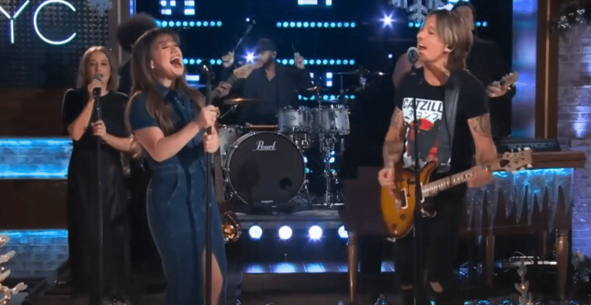 Kelly Clarkson Fills In For Lainey Wilson To Sing "GO HOME W U" With Keith  Urban