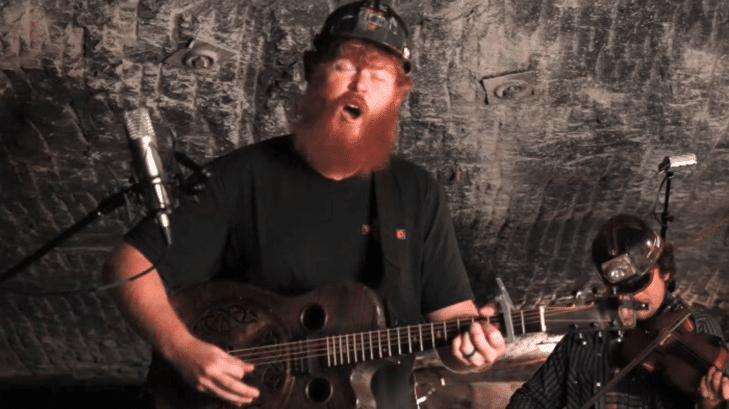 Oliver Anthony sings "Ol' Red" in a coal mine