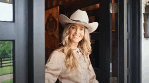 lainey wilson at her home