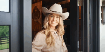 lainey wilson at her home