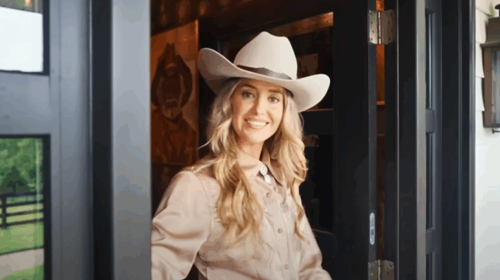 lainey wilson at her home