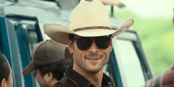 Rising Hollywood actor Glen Powell will star in a comedy film set in the country music industry, with Judd Apatow directing the film.