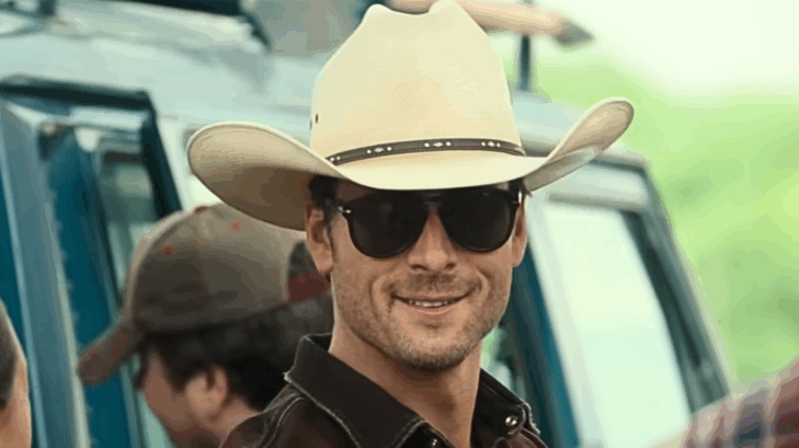 Rising Hollywood actor Glen Powell will star in a comedy film set in the country music industry, with Judd Apatow directing the film.