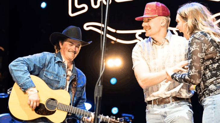 At a Zach Top concert on November 7 in Bismarck, North Dakota, two country fans, Jayce Lee and Olivia Retterath, got engaged.