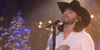 Country artist Warren Zeiders performed his rendition of the hymn "How Great Thou Art" on "The Kelly Clarkson Show," with Zeiders singing the song to reflect the true meaning of Christmas.