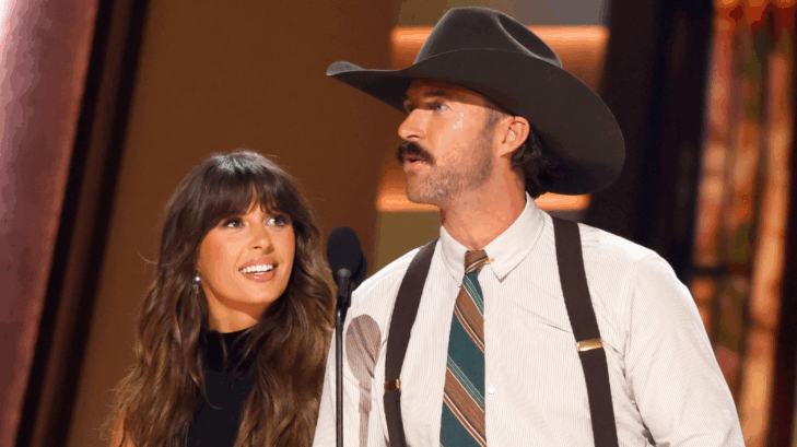 Riley Green and Ella Langley accept a trophy at the 2025 CMA Awards